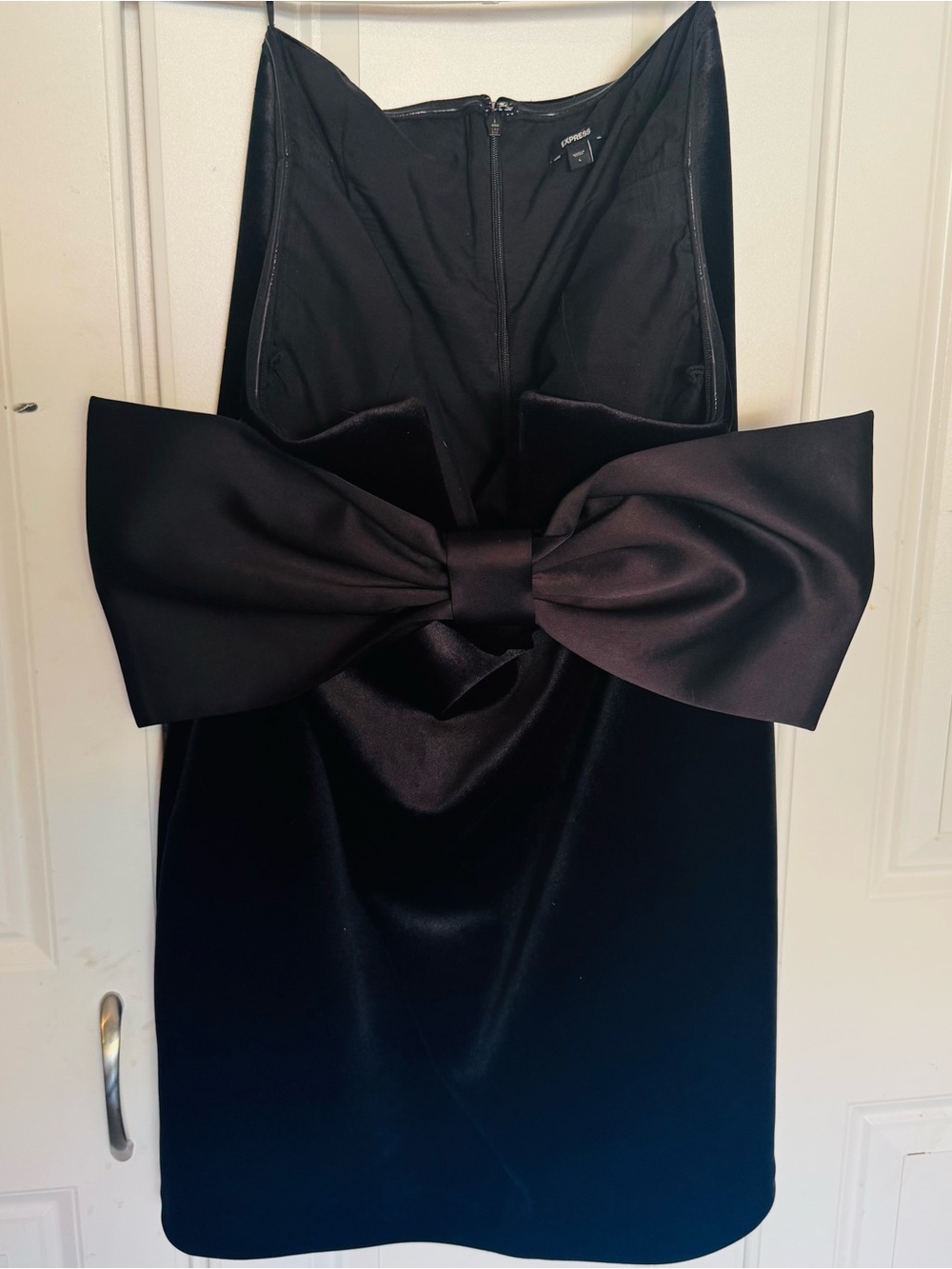 Elegant Black Strapless Cocktail Dress with Statement Bow